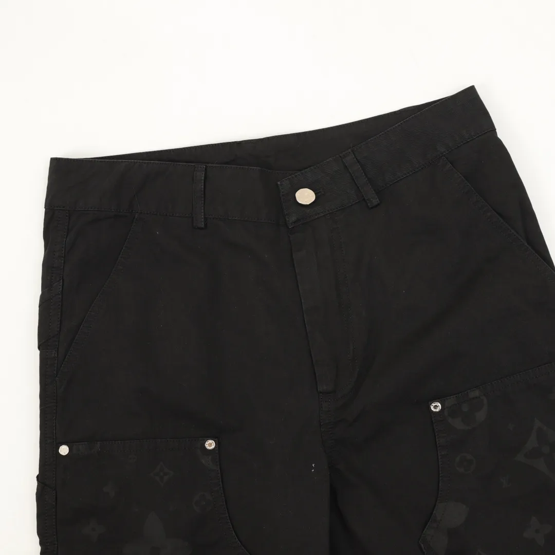 🅿️390 Louis Vuitton/Louis Vuitton workwear presbyopic letter trousers The fabric is made of custom-made canvas fabric, which is silky and super soft compared to the original. The texture and strands of the fabric are clear and obvious, and the drape is first-class. The workmanship is exquisite and meets the foreign trade export standards. There are 4.5 stitches per centimeter. Every seam is pressed with open thread, and the wiring is as neat as a ruler. , Made of woven floral cotton ribbon, the weaving is tight and soft to the touch. The embroidery process uses Behringer embroidery machine, which makes the embroidery color more full and the embroidery more three-dimensional. The pattern has good upper body effect. It is the same style for men and women. It is simple and versatile. When purchasing important items, feel free to compare the quality of any on the market! Size：XS-L